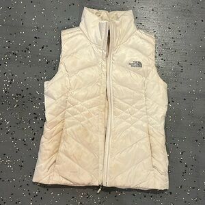 The north face white puffer vest. Barely worn! Size: xs